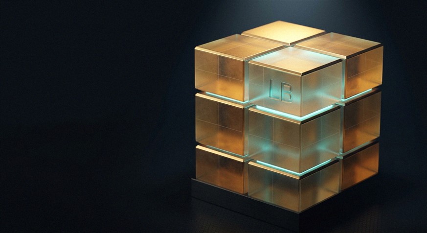 Spielkarten und Pokerchips auf gruenem Tisch